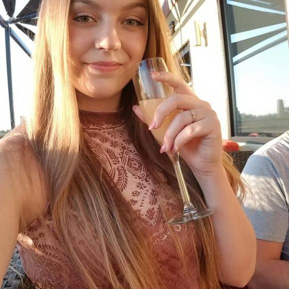 Meet your Posher, Sara - Picture 1 of 1